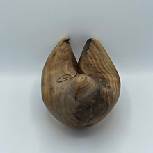 Lade das Bild in den Galerie-Viewer, Wooden Bird Sculpture
